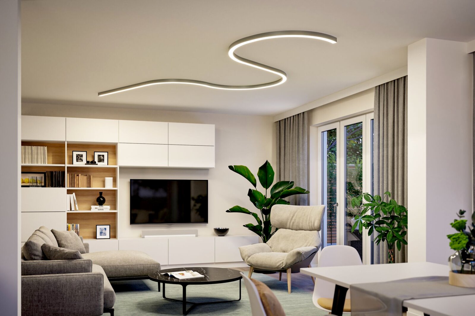 Moderne, geschwungene LED-Deckenleuchte in S-Form in einem hellen Wohnzimmer, warmweiß leuchtend; Perspektive: Blick schräg von unten auf die Decke mit Raumansicht.