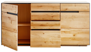 Frontale Ansicht eines Sideboards aus hellem Holz mit mehreren Schubladen und offenen Türen.