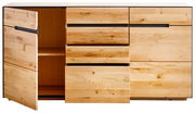 Frontale Ansicht eines Sideboards aus hellem Holz mit mehreren Schubladen und offenen Türen.
