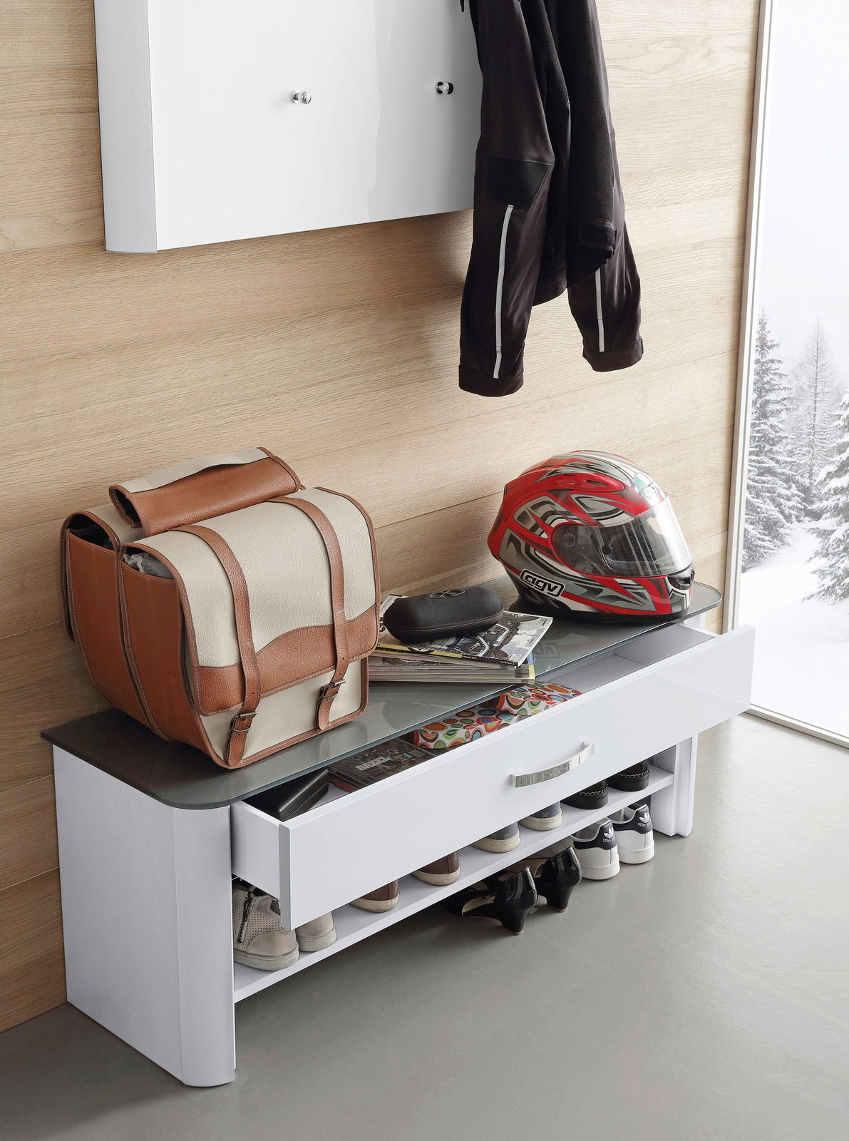 Weiße Bank mit Schublade und Schuhablage, darauf ein Helm und eine Tasche, seitliche Perspektive