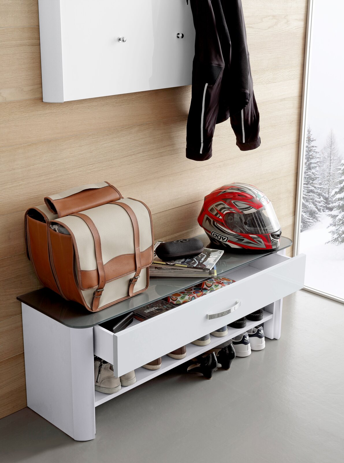Weiße Bank mit Schublade und Schuhablage, darauf ein Helm und eine Tasche, seitliche Perspektive