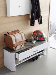 Weiße Bank mit Schublade und Schuhablage, darauf ein Helm und eine Tasche, seitliche Perspektive