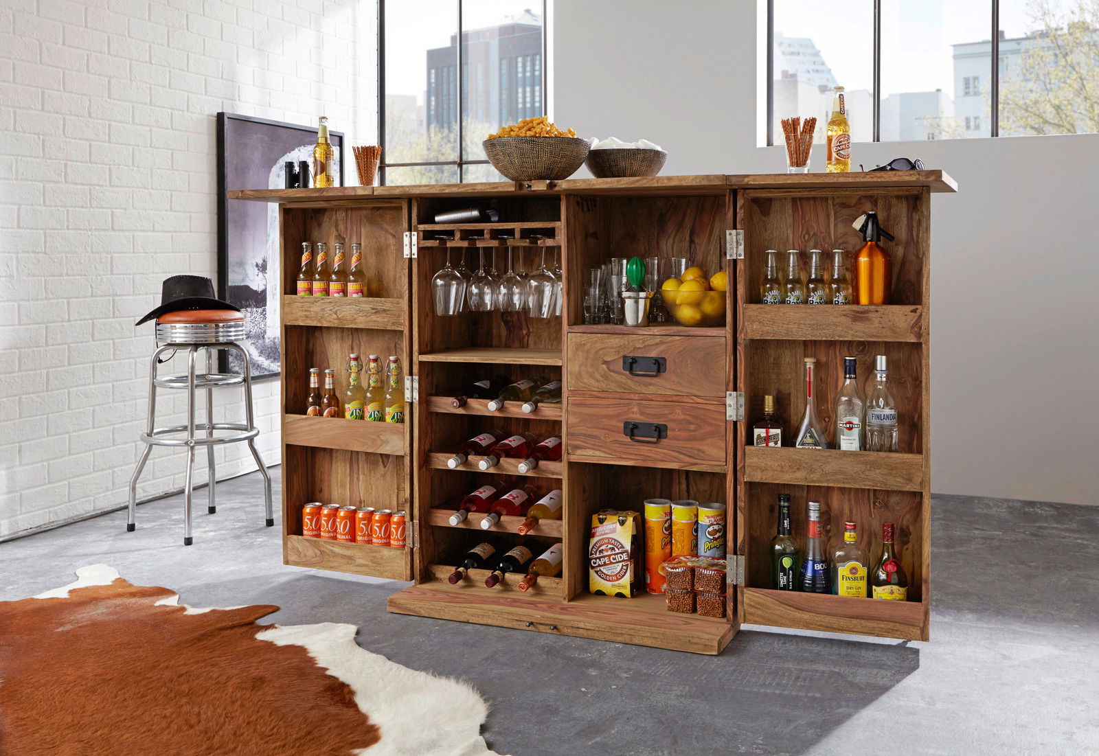 Holzbar mit geöffneter Front, gefüllt mit Getränken, Gläsern und Snacks, in einem modernen Raum mit Fenster im Hintergrund, Perspektive von vorne.