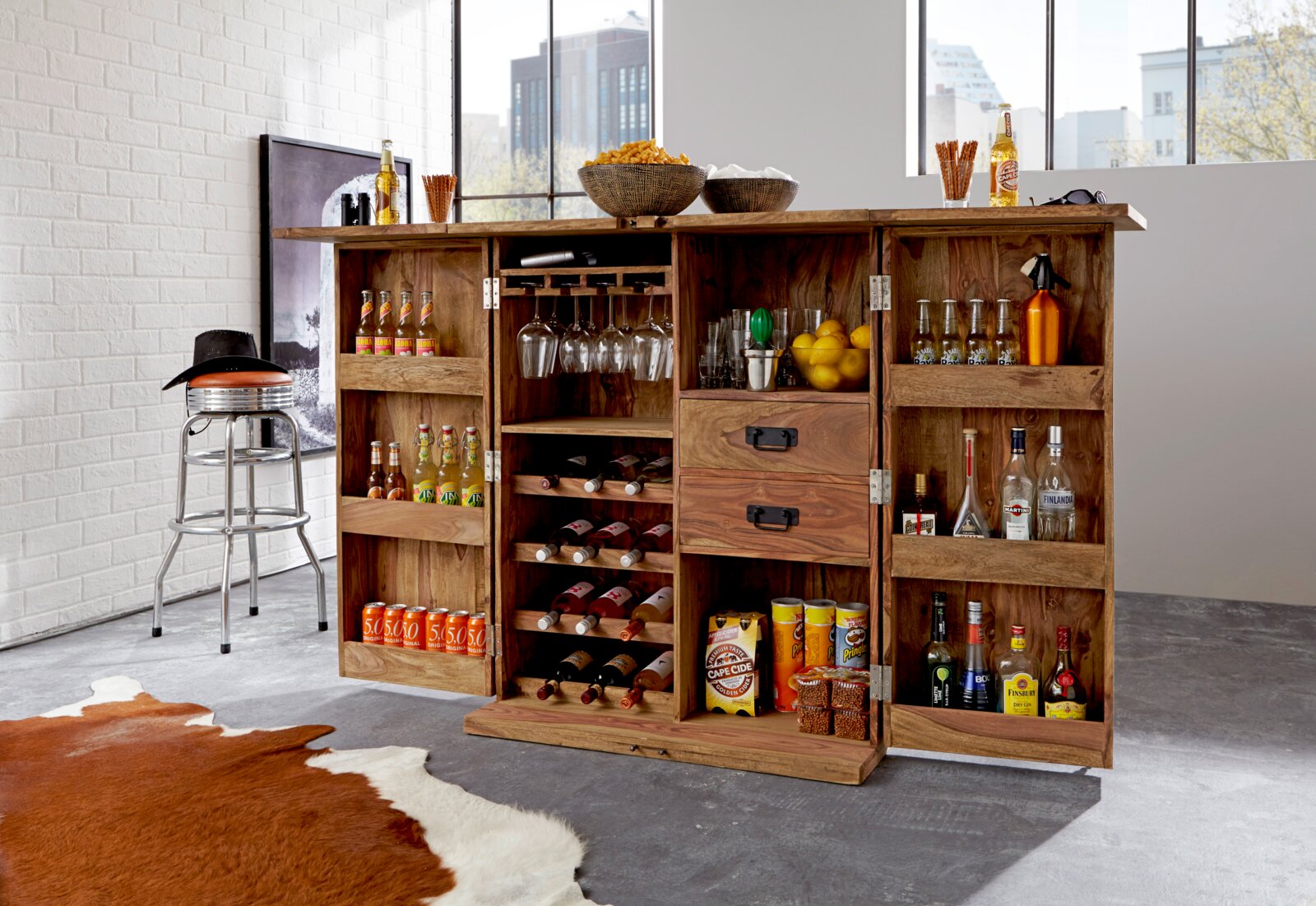 Holzbar mit geöffneter Front, gefüllt mit Getränken, Gläsern und Snacks, in einem modernen Raum mit Fenster im Hintergrund, Perspektive von vorne.