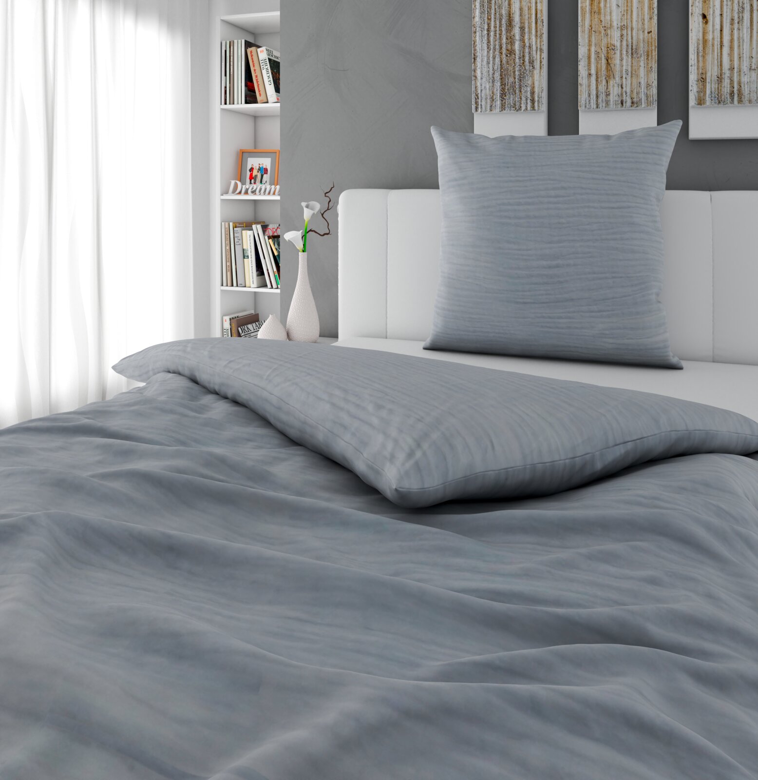Novel Musselin Bettwäsche 135x200cm GENTANO Graue Bettwäsche mit passendem Kissen auf weißem Bett in modernem Schlafzimmer, Perspektive: schräg von vorne mit Fokus auf Kissen und Decke