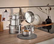 Topfset Alicante 5-tlg aus Edelstahl, bestehend aus mehreren Töpfen mit Deckeln, auf einer Küchenarbeitsplatte präsentiert. Perspektive von vorne.