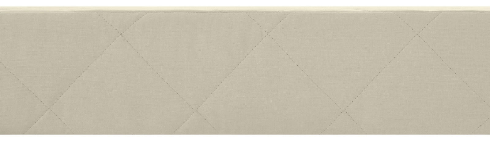 Nahaufnahme einer Mehrzonenkaltschaum-Matratze mit gestepptem Muster, seitliche Perspektive