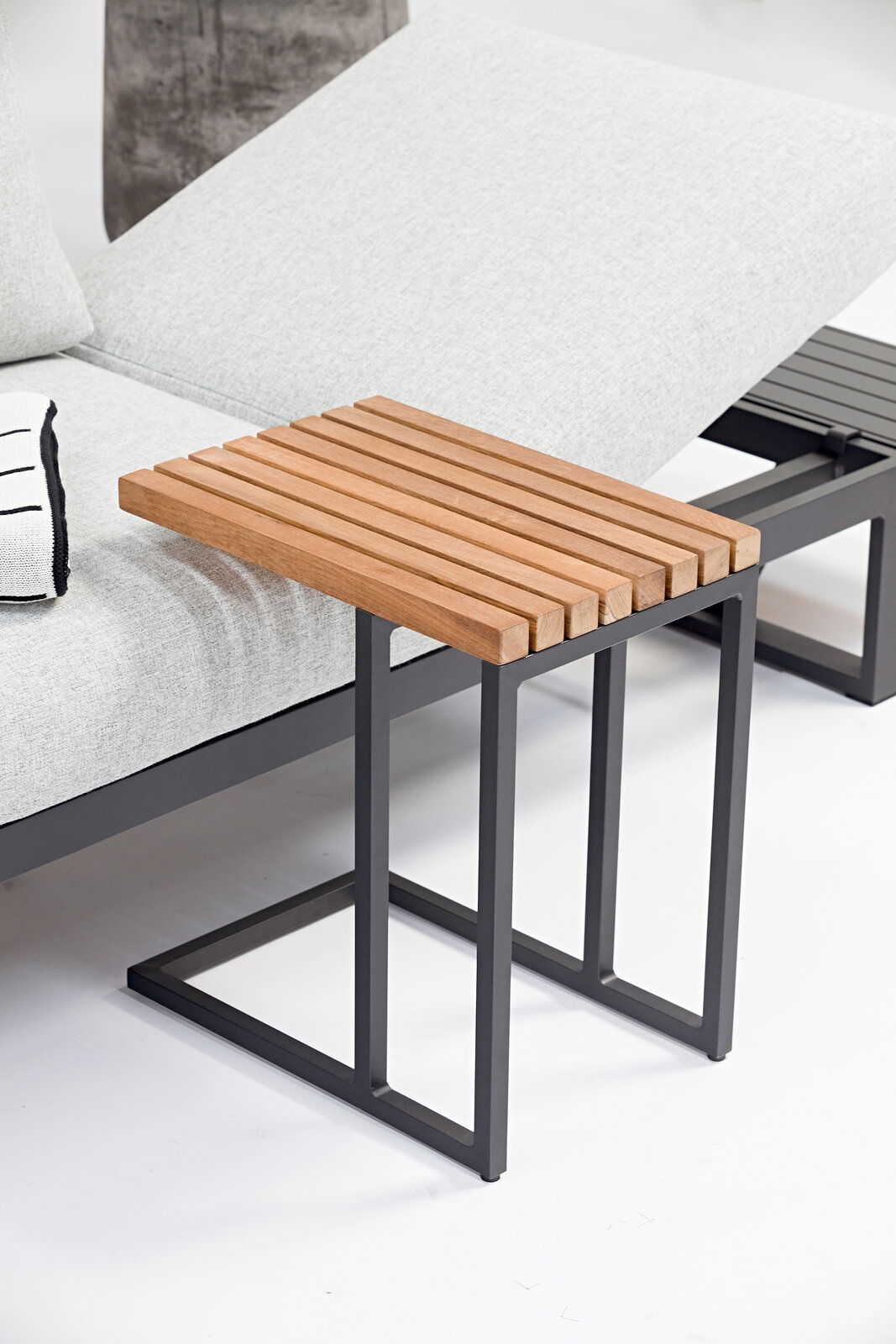 Zebra Beistelltisch FLY Moderner Beistelltisch mit Holzlatten-Oberfläche und schwarzem Metallgestell, seitliche Perspektive.