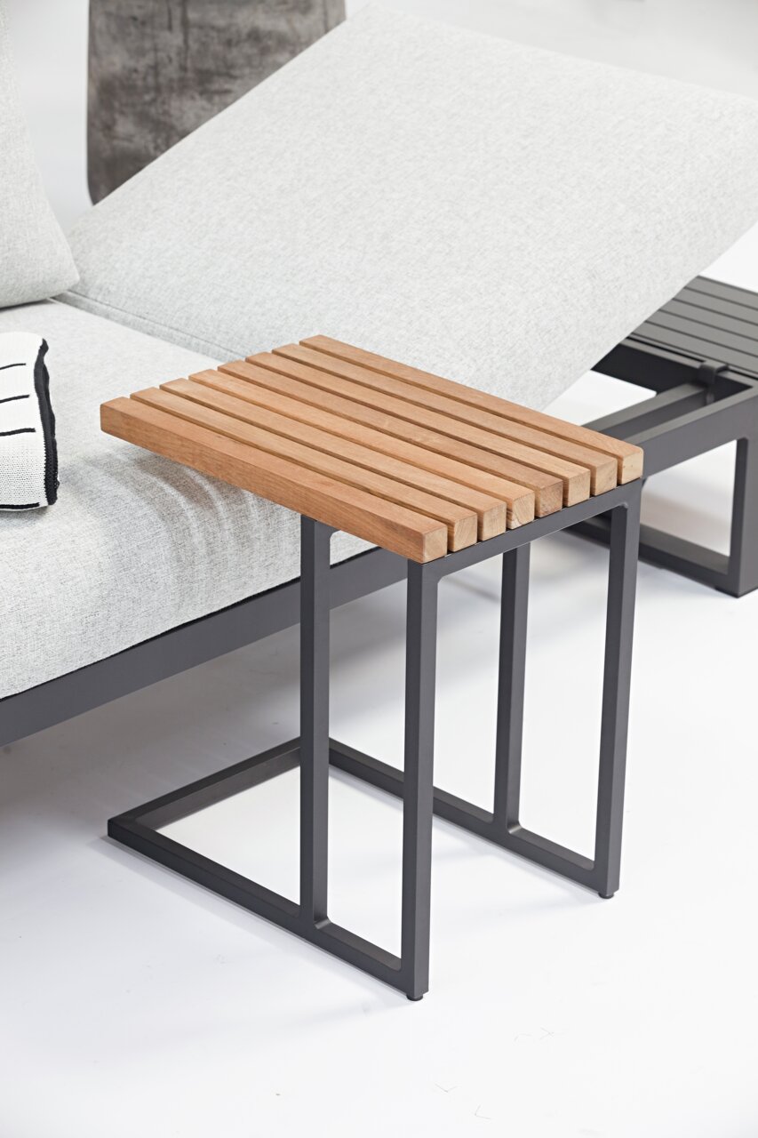 Moderner Beistelltisch mit Holzlatten-Oberfläche und schwarzem Metallgestell, seitliche Perspektive.