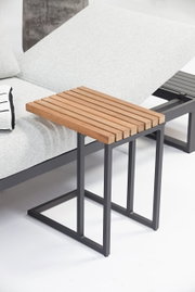 Moderner Beistelltisch mit Holzlatten-Oberfläche und schwarzem Metallgestell, seitliche Perspektive.