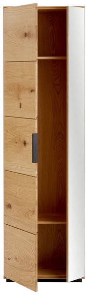 Geöffneter Garderobenschrank aus Holz mit Spiegel an der rechten Tür, Innenansicht mit zwei Fächern, Perspektive von vorne.