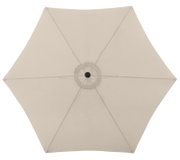 Beige parasol met acht segmenten, bovenaanzicht van onderaf op de onderkant van de parasol met zichtbare stangen en centrale naaf tegen een witte achtergrond