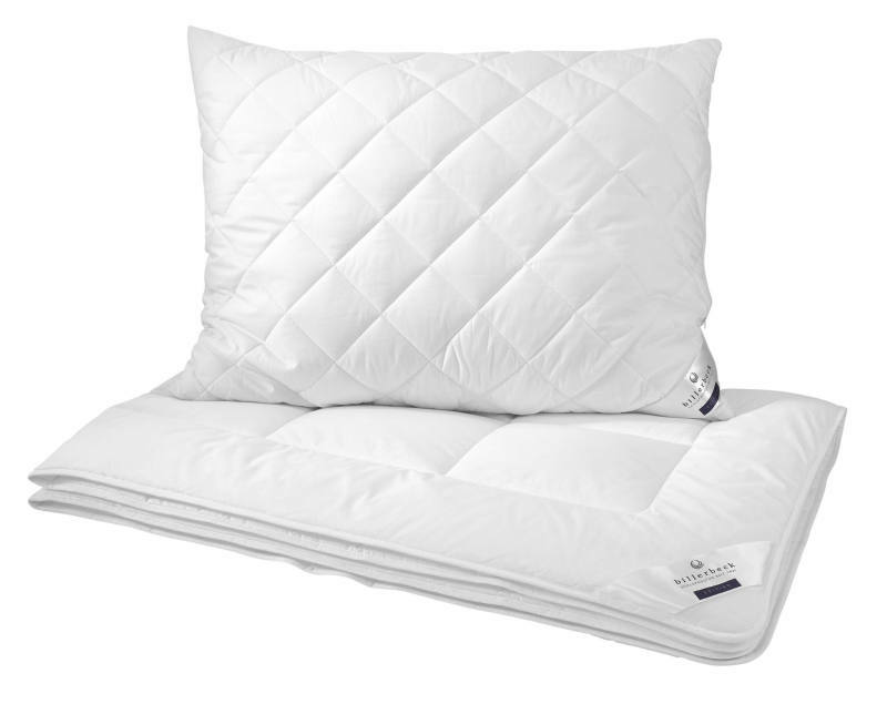 Weißes, gestepptes Kopfkissen und Bettdecke von Billerbeck, frontal abgebildet.