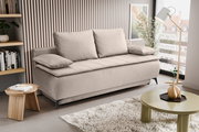 Beiges, modernes 2-Sitzer-Sofa mit zwei großen Rückenkissen und zwei Armlehnenkissen in einem hellen Wohnzimmer, schräg von vorne (Frontansicht leicht seitlich) fotografiert.