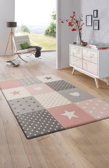 Kinderteppich mit rosa und grauen Sternen- und Punktmustern in einem modernen Wohnzimmer, Perspektive von oben.