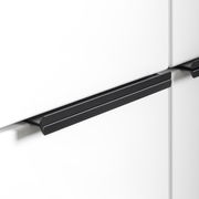 Nahaufnahme eines weißen Hochschranks mit schwarzem Griff, seitliche Perspektive