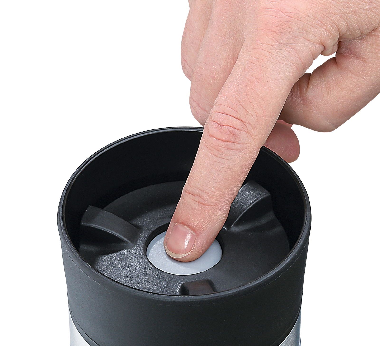 Nahaufnahme eines grauen Isoliertrinkbechers mit einem Finger, der auf den Deckel drückt.