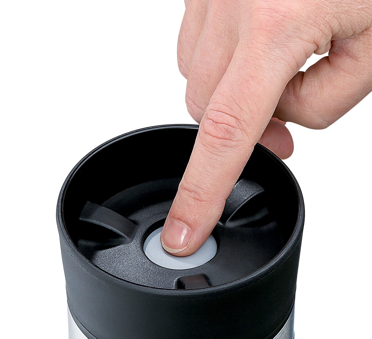 Nahaufnahme eines grauen Isoliertrinkbechers mit einem Finger, der auf den Deckel drückt.