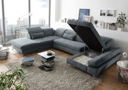 Graues Ecksofa in einem modernen Wohnzimmer mit Stauraumfunktion, von vorne betrachtet.
