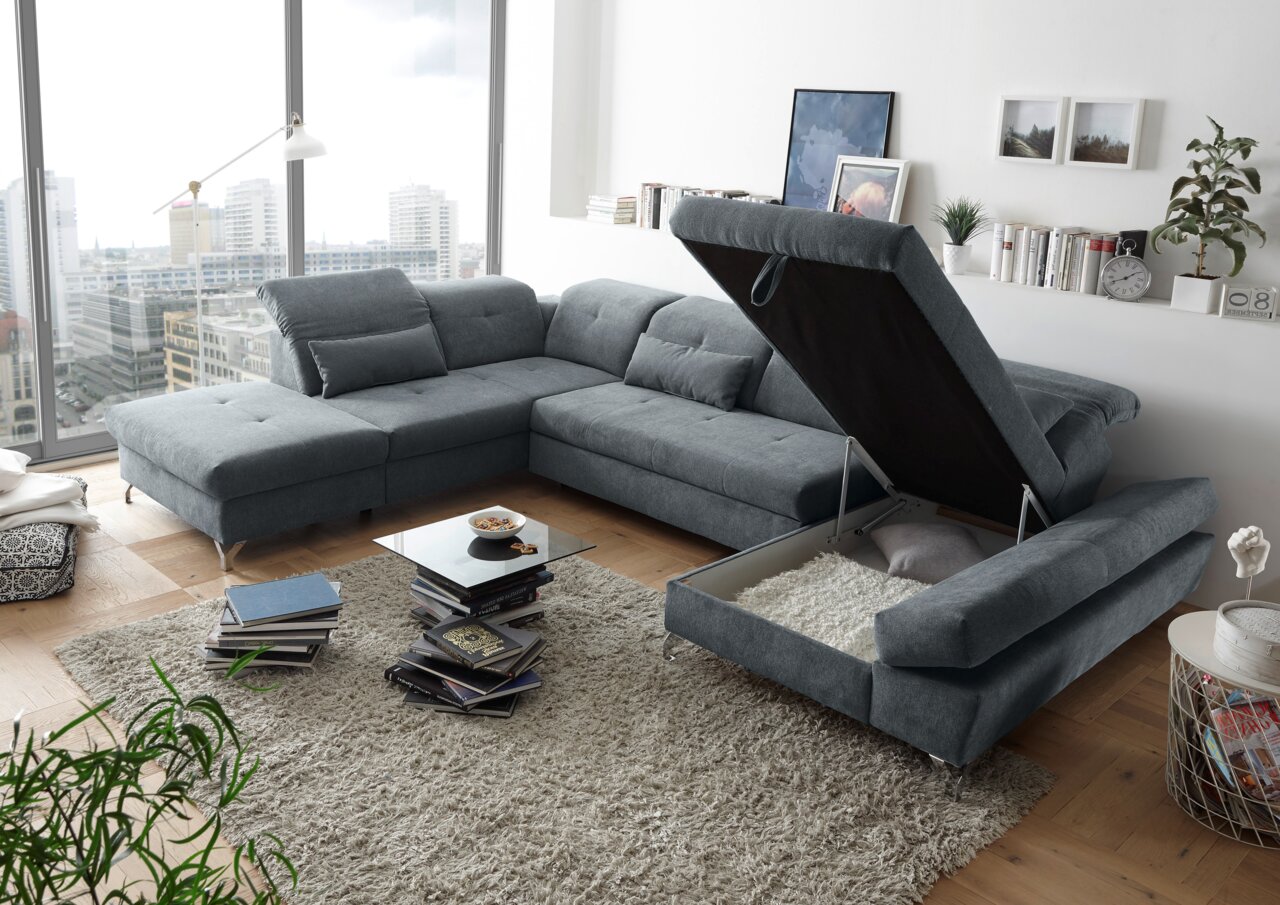 Graues Ecksofa in einem modernen Wohnzimmer mit Stauraumfunktion, von vorne betrachtet.