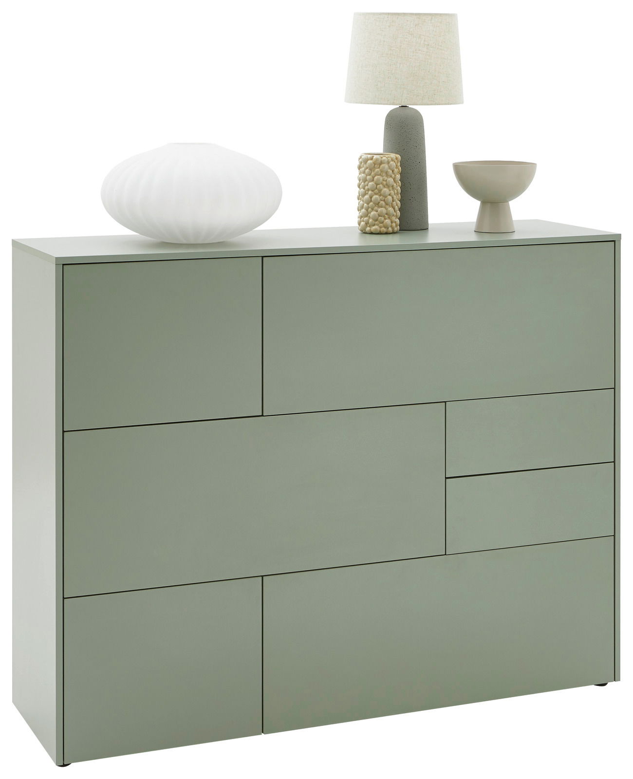 Grünes Highboard mit geometrischem Design, dekoriert mit einer weißen Vase, einer Lampe und einer Schale, seitliche Perspektive