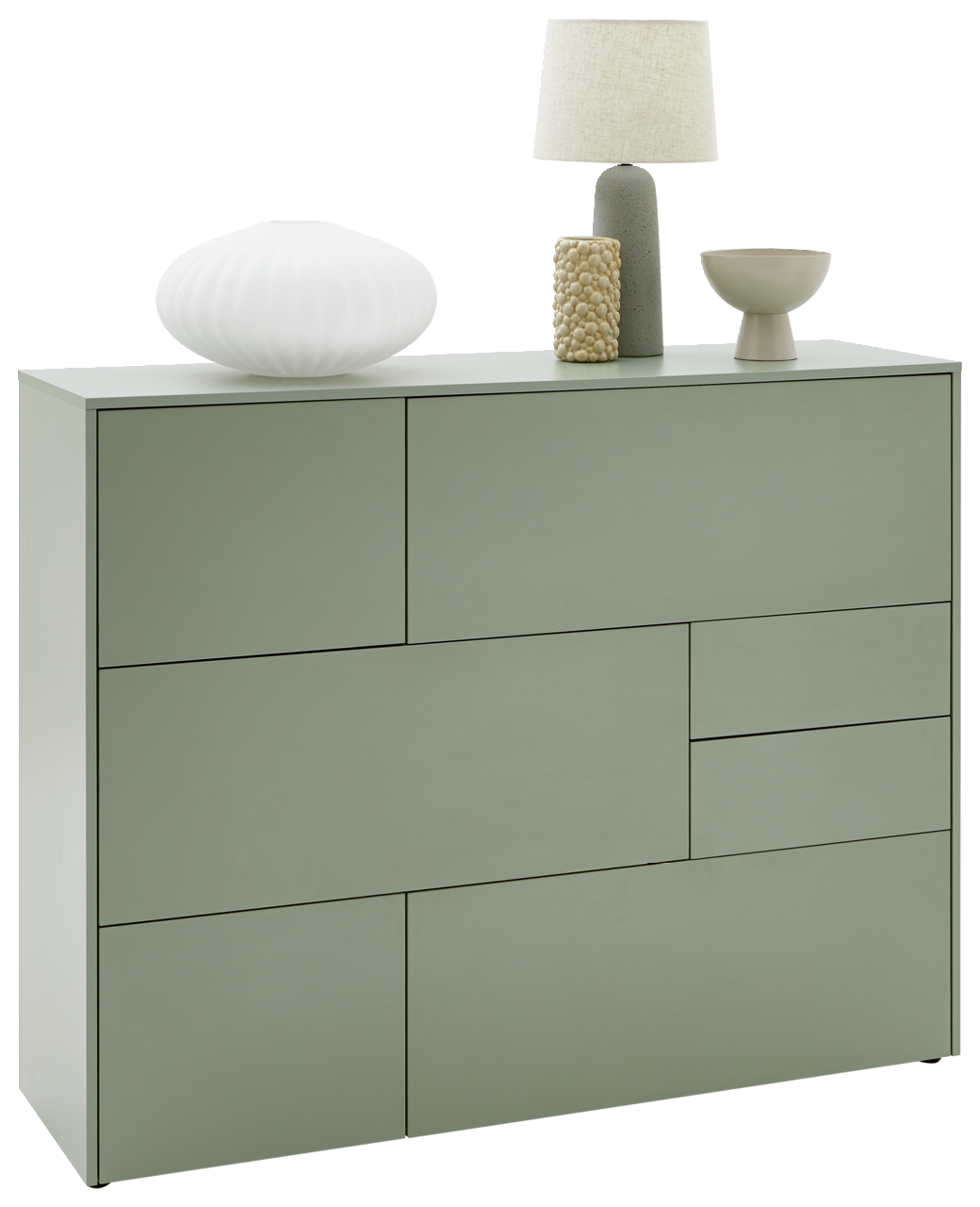 Voleo Hoog dressoir NAOMI Grünes Highboard mit geometrischem Design, dekoriert mit einer weißen Vase, einer Lampe und einer Schale, seitliche Perspektive