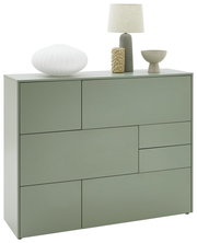 Grünes Highboard mit geometrischem Design, dekoriert mit einer weißen Vase, einer Lampe und einer Schale, seitliche Perspektive