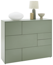 Grünes Highboard mit geometrischem Design, dekoriert mit einer weißen Vase, einer Lampe und einer Schale, seitliche Perspektive