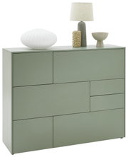 Grünes Highboard mit geometrischem Design, dekoriert mit einer weißen Vase, einer Lampe und einer Schale, seitliche Perspektive