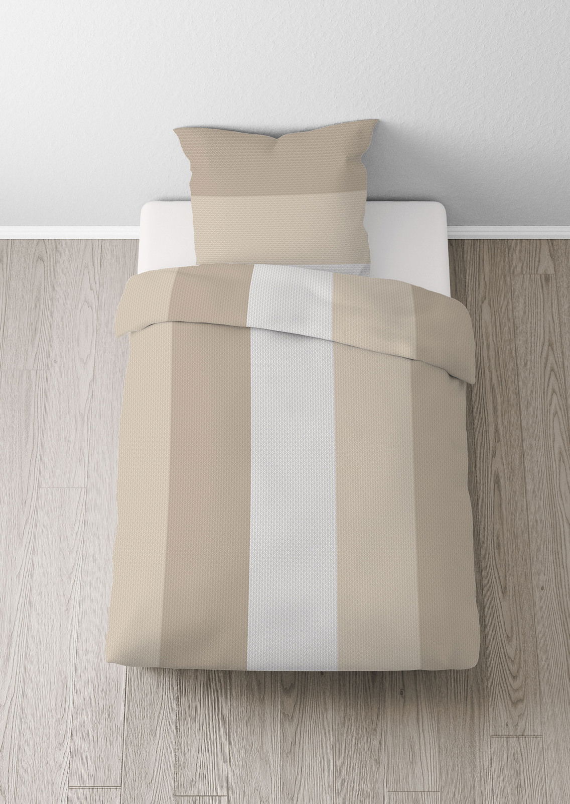 Bettwäsche-Set in Beige- und Weißtönen mit Streifenmuster, von oben gesehen auf einem Bett platziert.