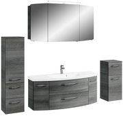 Moderne Badkombination in grauer Holzoptik mit Spiegelschrank, Waschbeckenunterschrank und zwei zusätzlichen Schränken, frontal abgebildet.