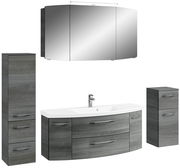 Moderne Badkombination in grauer Holzoptik mit Spiegelschrank, Waschbeckenunterschrank und zwei zusätzlichen Schränken, frontal abgebildet.
