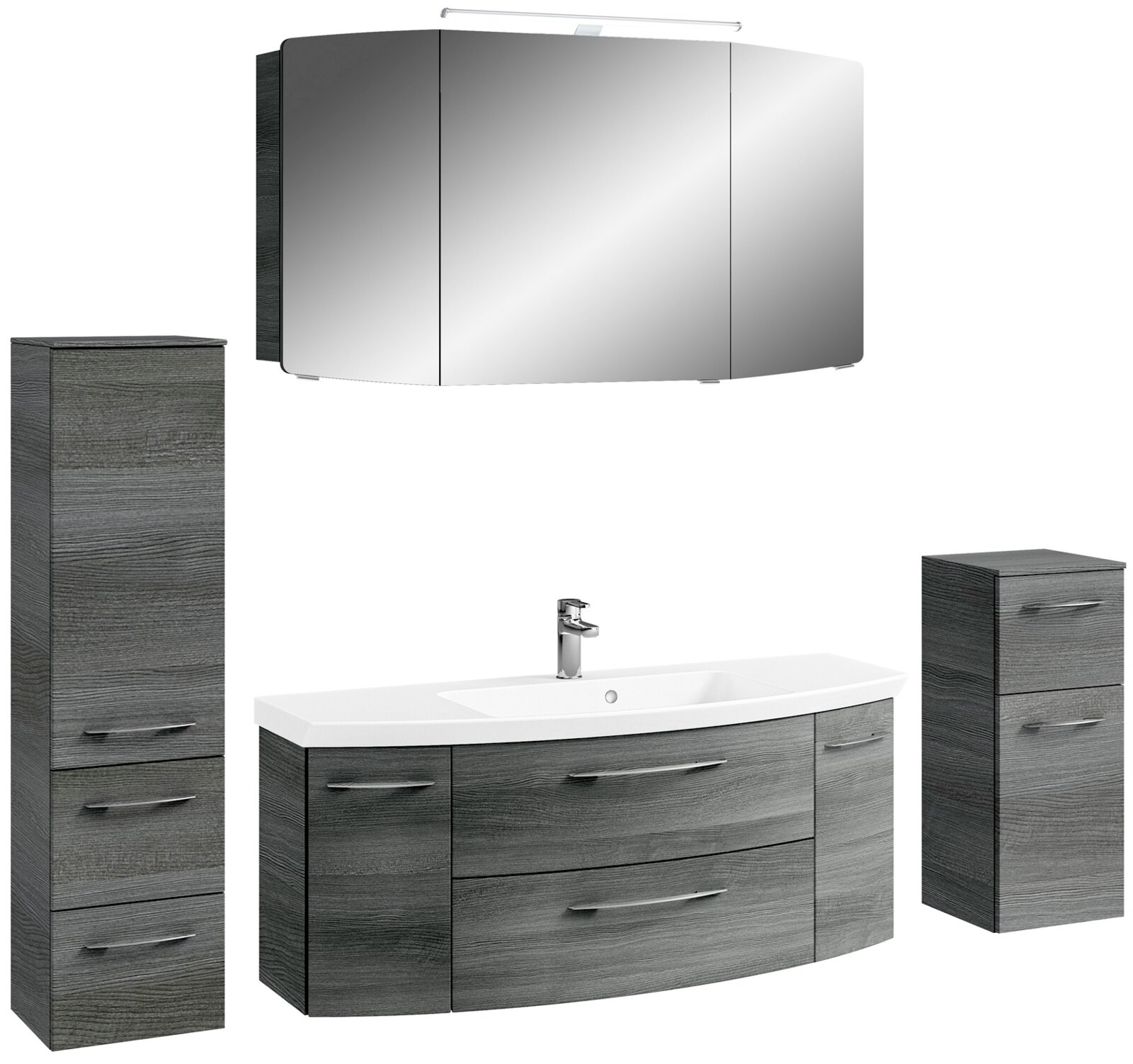 Moderne badkamercombinatie in grijze houtlook met spiegelkast, wastafelonderkast en twee extra kasten, hier van voren afgebeeld.