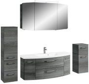 Moderne badkamercombinatie in grijze houtlook met spiegelkast, wastafelonderkast en twee extra kasten, hier van voren afgebeeld.