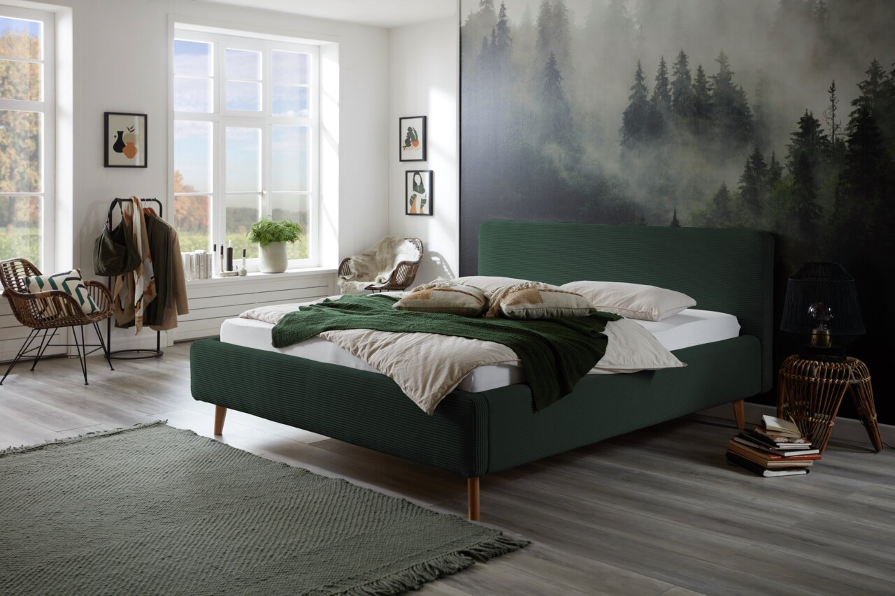 XORA Polsterbett MATTIS Modernes Polsterbett in einem stilvollen Schlafzimmer mit Waldblick, seitliche Perspektive