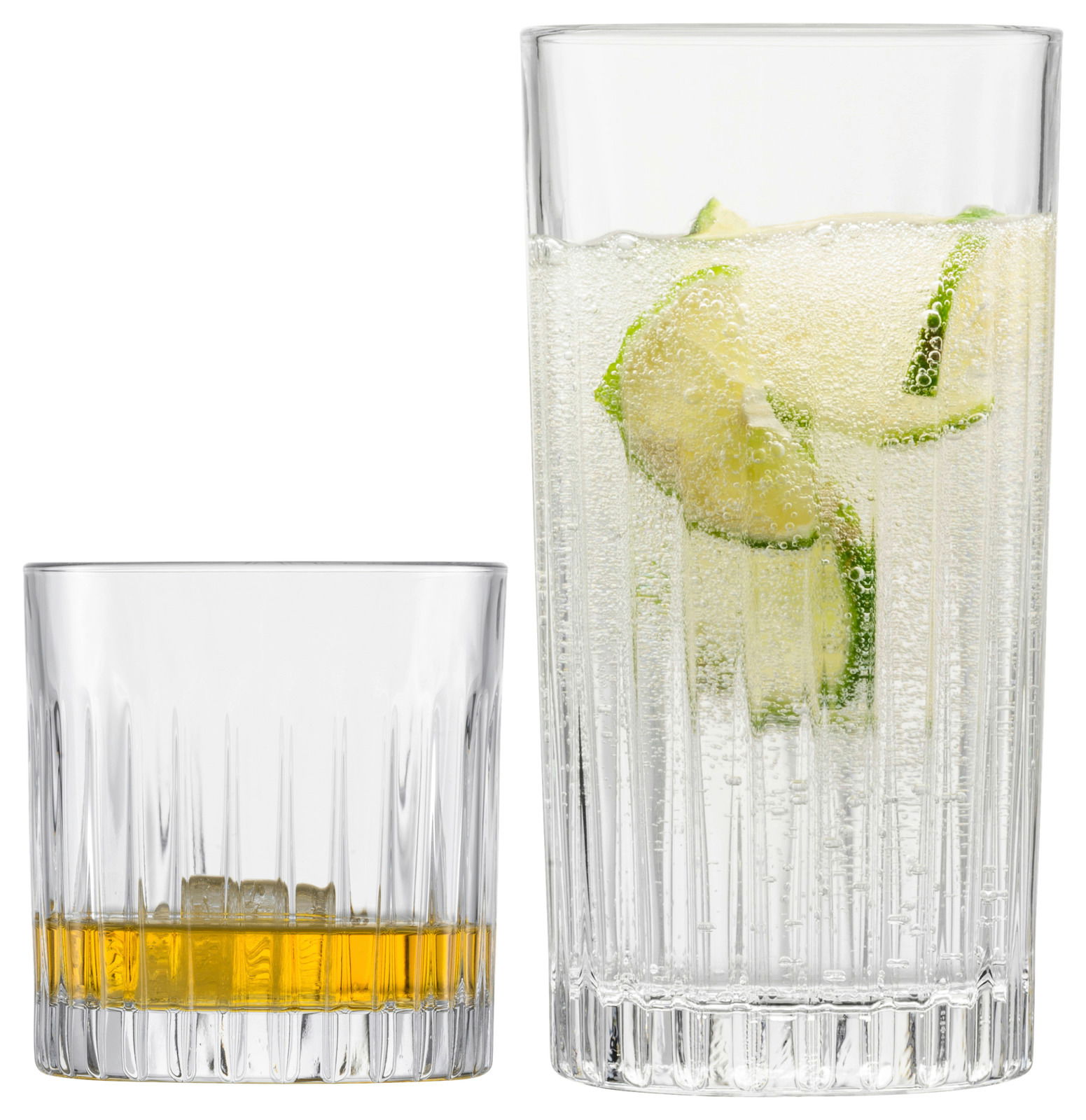 Zwei Whiskygläser im Set, eines mit Whisky und Eis, das andere mit einem sprudelnden Getränk und Limettenscheiben, aus seitlicher Perspektive fotografiert.