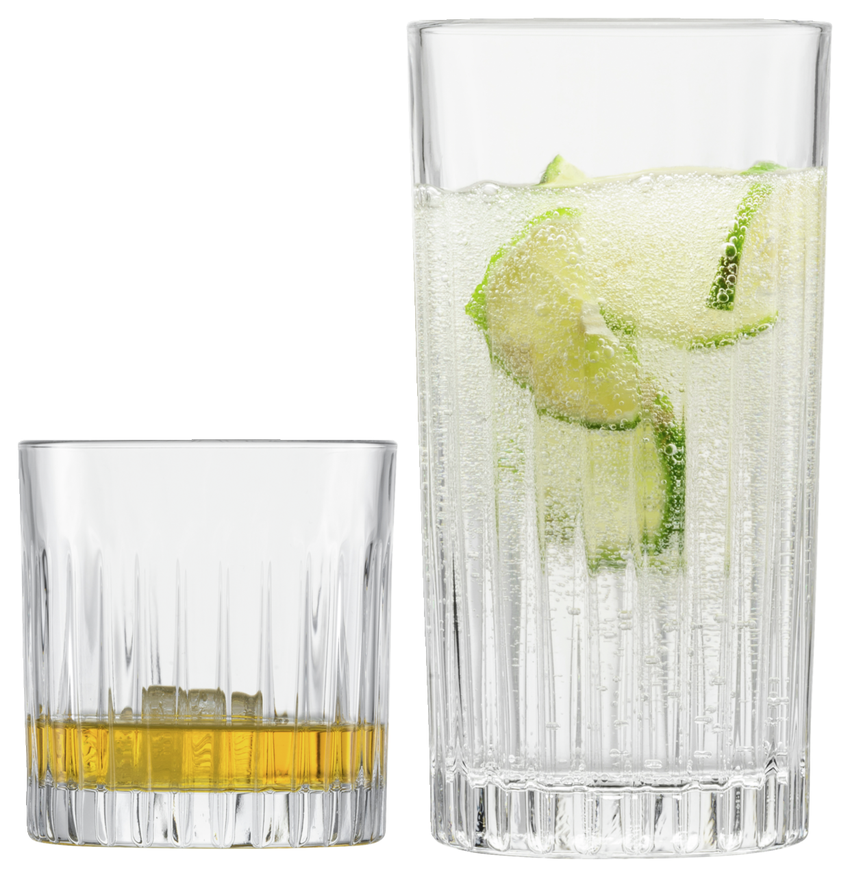 SCHOTT ZWIESEL Whiskyglas-Set 4-tlg STAGE Zwei Whiskygläser im Set, eines mit Whisky und Eis, das andere mit einem sprudelnden Getränk und Limettenscheiben, aus seitlicher Perspektive fotografiert.