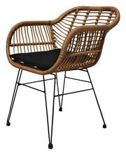 Moderner Gartensessel aus Rattan mit schwarzem Sitzkissen, seitliche Perspektive