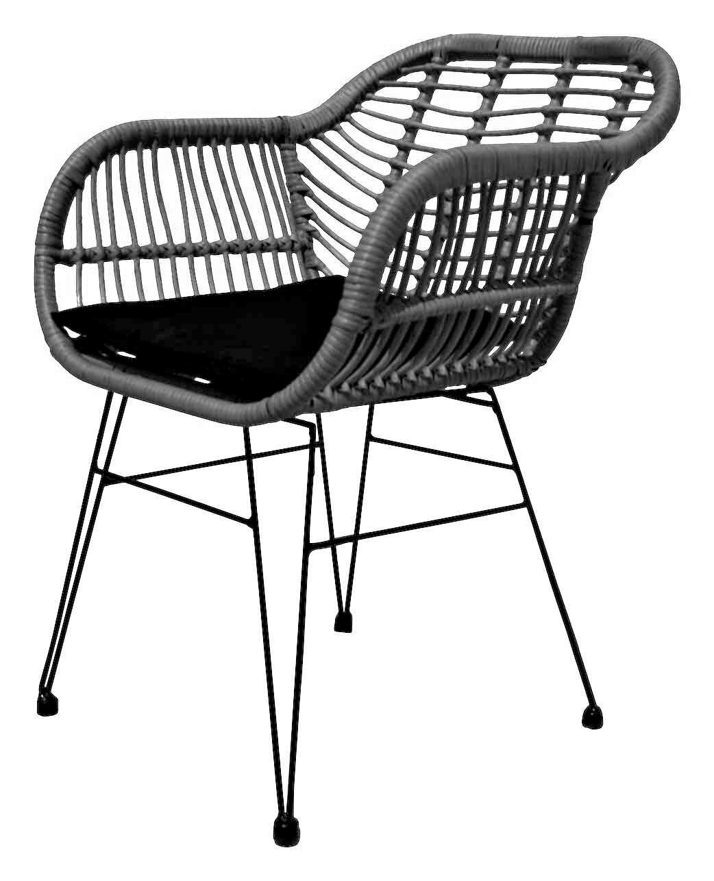 Moderner Gartensessel aus Rattan mit schwarzem Sitzkissen, seitliche Perspektive