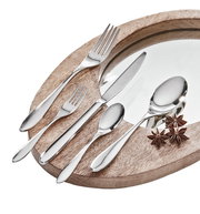 Elegantes 30-teiliges Besteckset aus Edelstahl, auf einem runden Holzbrett arrangiert, mit Blick von oben.