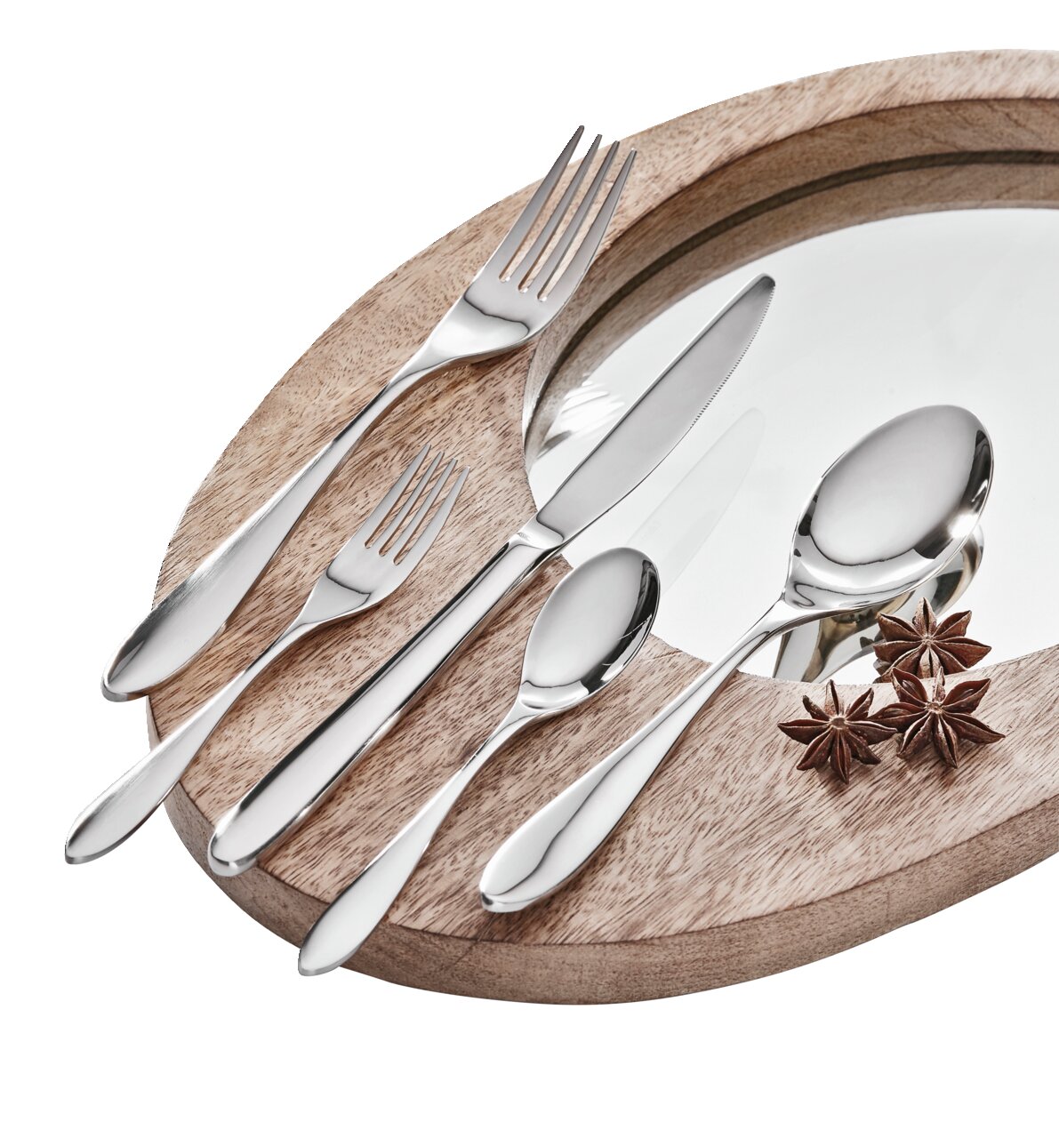 Elegantes 30-teiliges Besteckset aus Edelstahl, auf einem runden Holzbrett arrangiert, mit Blick von oben.