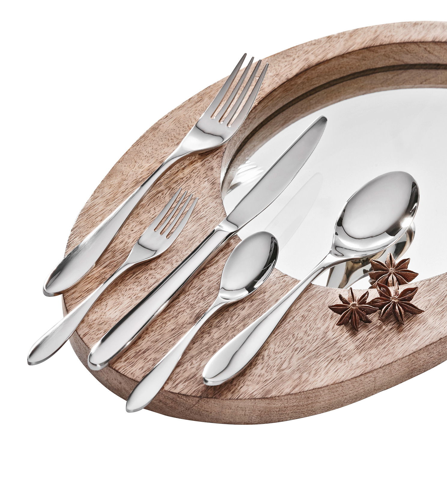 Elegantes 30-teiliges Besteckset aus Edelstahl, auf einem runden Holzbrett arrangiert, mit Blick von oben.
