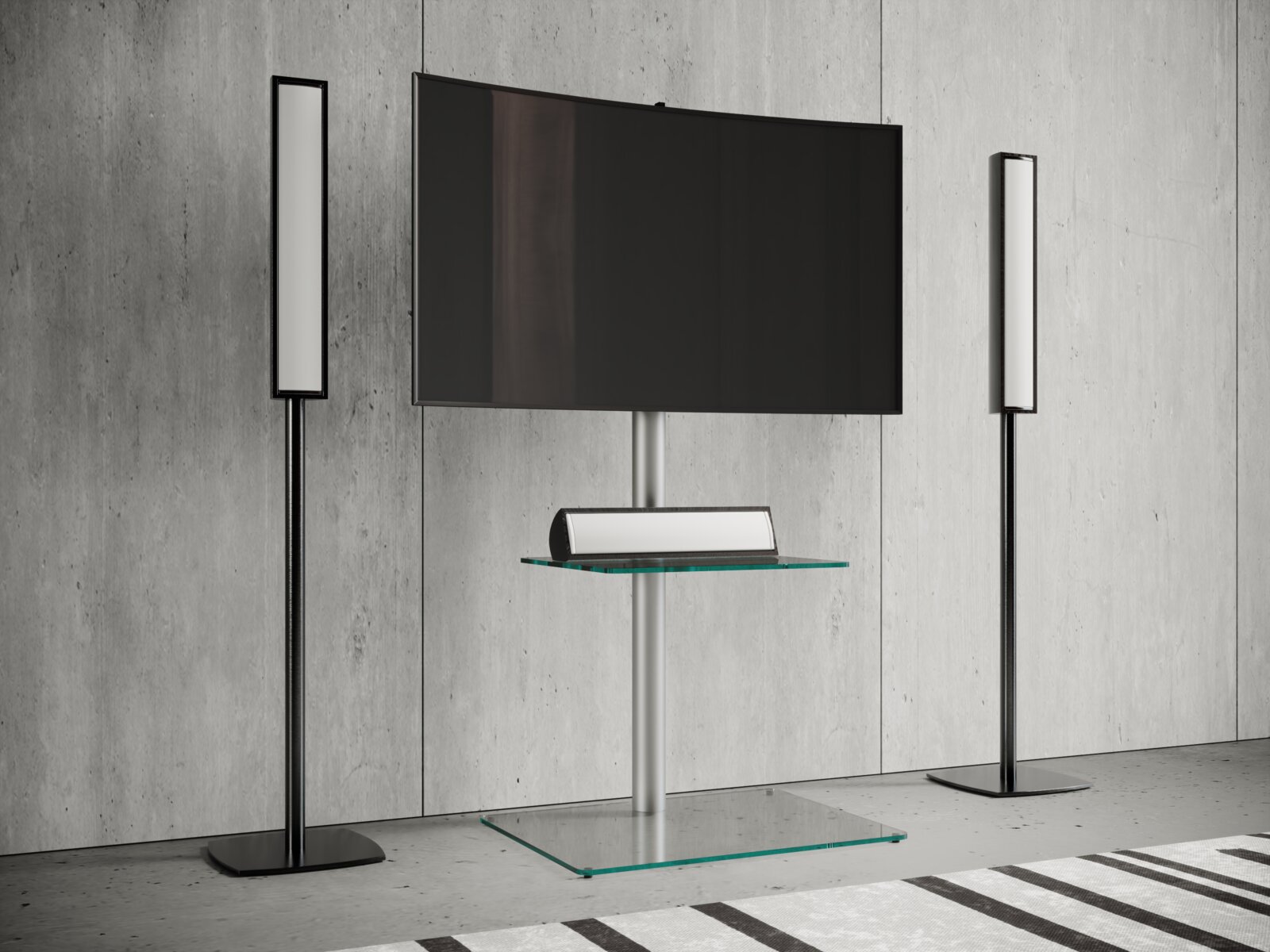 Modernes TV-Heimkino-Setup mit großem Flachbildschirm auf silbernem Standfuß mit Glasboden und Glasablage sowie zwei schlanken Standlautsprechern links und rechts vor Betonwand, Frontalansicht
