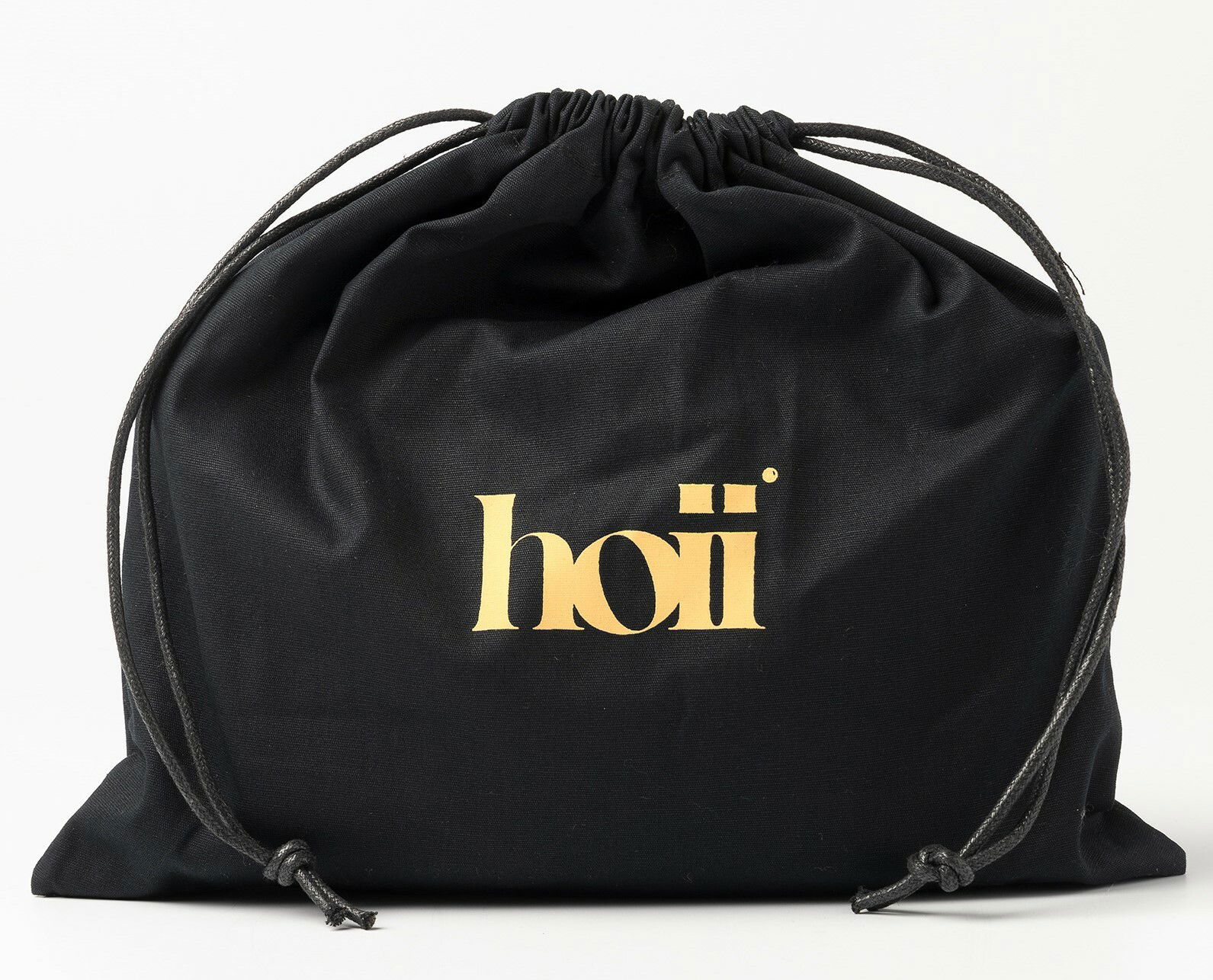 Schwarze Kosmetiktasche mit Kordelzug und goldenem Logo, Vorderansicht