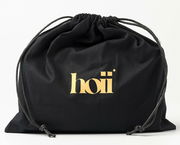 Schwarze Kosmetiktasche mit Kordelzug und goldenem Logo, Vorderansicht