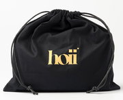 Schwarze Kosmetiktasche mit Kordelzug und goldenem Logo, Vorderansicht