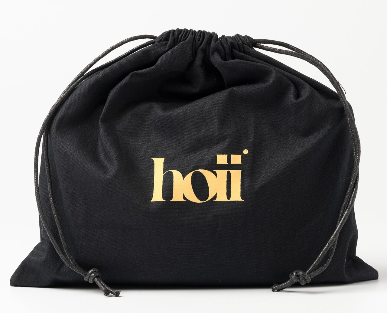 Schwarze Kosmetiktasche mit Kordelzug und goldenem Logo, Vorderansicht