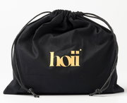 Schwarze Kosmetiktasche mit Kordelzug und goldenem Logo, Vorderansicht