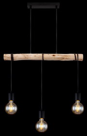 Hängeleuchte mit drei Glühbirnen, die an einem rustikalen Holzstab hängen, aus der Vorderansicht.