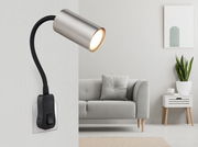 Moderne Wandleuchte in Nickel mit flexiblem Arm, montiert in einem stilvollen Wohnzimmer, seitliche Perspektive.